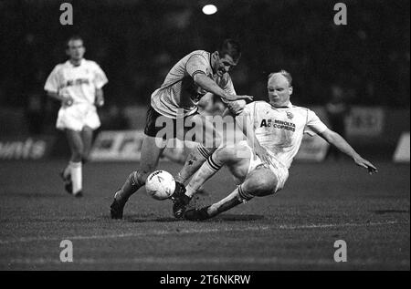 WOLVES V PORT VALE À MOLINEUX 89 Steve Bull de Wolverhampton Wanderers et Neil Aspin de Port Vale Banque D'Images