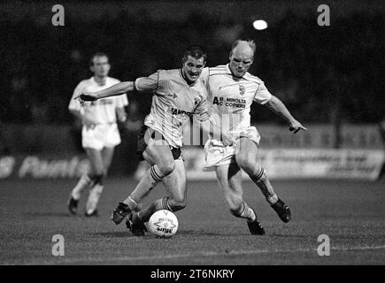 WOLVES V PORT VALE À MOLINEUX 89 Steve Bull de Wolverhampton Wanderers et Neil Aspin de Port Vale Banque D'Images