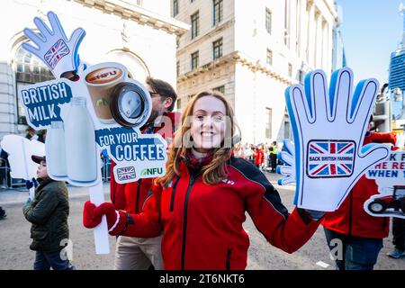 Londres, Royaume-Uni. 11 novembre 2023. British Farmers - The Lord Mayor’s Show 2023 présente le 695e Lord Mayor de Londres, l’échevin Michael Mainelli du Broad Street Ward. Le spectacle remonte au début du 13e siècle, lorsque le roi John a accordé que la ville de Londres pourrait nommer son propre maire. Il a insisté sur le fait que chaque maire nouvellement élu doit venir en amont de Westminster lointain et jurer loyauté envers la Couronne. Les maires font ce voyage depuis plus de 800 ans. Crédit : Guy Bell/Alamy Live News Banque D'Images