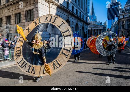 Londres, Royaume-Uni. 11 novembre 2023. Le Lord Mayor’s Show 2023 présente le 695e Lord Mayor de Londres, l’échevin Michael Mainelli du Broad Street Ward. Le spectacle remonte au début du 13e siècle, lorsque le roi John a accordé que la ville de Londres pourrait nommer son propre maire. Il a insisté sur le fait que chaque maire nouvellement élu doit venir en amont de Westminster lointain et jurer loyauté envers la Couronne. Les maires font ce voyage depuis plus de 800 ans. Crédit : Guy Bell/Alamy Live News Banque D'Images