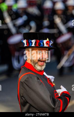 Londres, Royaume-Uni. 11 novembre 2023. Un gardien yeoman apprécie le spectacle - le Lord Mayor’s Show 2023 présente le 695e Lord Mayor de Londres, Alderman Michael Mainelli du Broad Street Ward. Le spectacle remonte au début du 13e siècle, lorsque le roi John a accordé que la ville de Londres pourrait nommer son propre maire. Il a insisté sur le fait que chaque maire nouvellement élu doit venir en amont de Westminster lointain et jurer loyauté envers la Couronne. Les maires font ce voyage depuis plus de 800 ans. Crédit : Guy Bell/Alamy Live News Banque D'Images