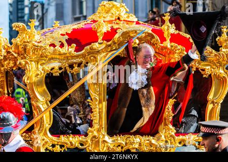 Londres, Royaume-Uni. 11 novembre 2023. Le Lord Mayor’s Show 2023 présente le 695e Lord Mayor de Londres, l’échevin Michael Mainelli du Broad Street Ward. Le spectacle remonte au début du 13e siècle, lorsque le roi John a accordé que la ville de Londres pourrait nommer son propre maire. Il a insisté sur le fait que chaque maire nouvellement élu doit venir en amont de Westminster lointain et jurer loyauté envers la Couronne. Les maires font ce voyage depuis plus de 800 ans. Crédit : Guy Bell/Alamy Live News Banque D'Images