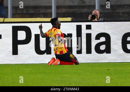 Lecce, Italie, 11 novembre 2023. Lameck Banda de l'US Lecce célèbre après avoir marqué un but lors du match Serie A TIM entre l'US Lecce et l'AC Milan au Stadio Ettore Giardiniero - via del Mare, Lecce, Italie, 11 novembre 2023. Photo de Nicola Ianuale / Alamy Live News Banque D'Images