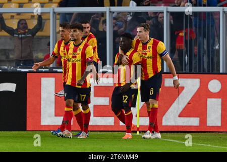 Lecce, Italie, 11 novembre 2023. Lameck Banda de l'US Lecce célèbre avec ses coéquipiers après avoir marqué lors du match Serie A TIM entre l'US Lecce et l'AC Milan au Stadio Ettore Giardiniero - via del Mare, Lecce, Italie, 11 novembre 2023. Photo de Nicola Ianuale / Alamy Live News Banque D'Images