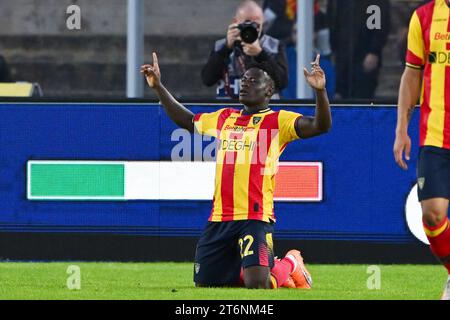 Lecce, Italie, 11 novembre 2023. Lameck Banda de l'US Lecce célèbre après avoir marqué un but lors du match Serie A TIM entre l'US Lecce et l'AC Milan au Stadio Ettore Giardiniero - via del Mare, Lecce, Italie, 11 novembre 2023. Photo de Nicola Ianuale / Alamy Live News Banque D'Images