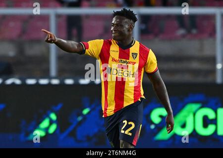 Lecce, Italie, 11 novembre 2023. Lameck Banda de l'US Lecce célèbre après avoir marqué un but lors du match Serie A TIM entre l'US Lecce et l'AC Milan au Stadio Ettore Giardiniero - via del Mare, Lecce, Italie, 11 novembre 2023. Photo de Nicola Ianuale / Alamy Live News Banque D'Images