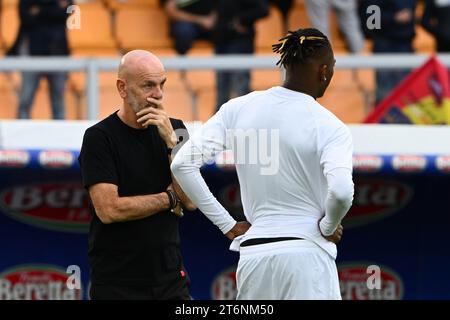 Lecce, Italie, 11 novembre 2023. Stefano Pioli entraîneur de l'AC Milan avec Rafael Leao de l'AC Milan avant le match Serie A TIM entre l'US Lecce et l'AC Milan au Stadio Ettore Giardiniero - via del Mare, Lecce, Italie 11 novembre 2023. Photo de Nicola Ianuale/ Alamy Live News Banque D'Images