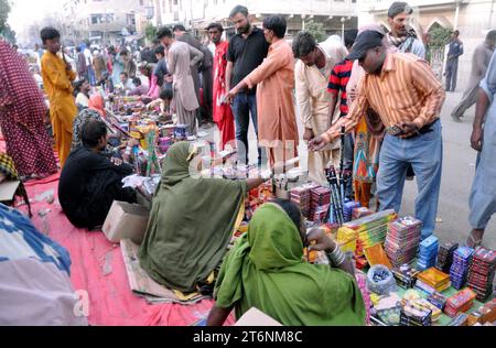 Les gens de la communauté hindoue sont occupés à acheter des articles de feux d'artifice à la veille du festival hindou Diwali, au Tower Market à Hyderabad le samedi 11 novembre 2023. Banque D'Images