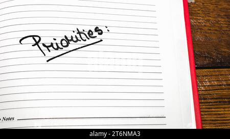 Priorités, texte écrit sur la page de l'ordre du jour du bureau. Espace de copie. Banque D'Images