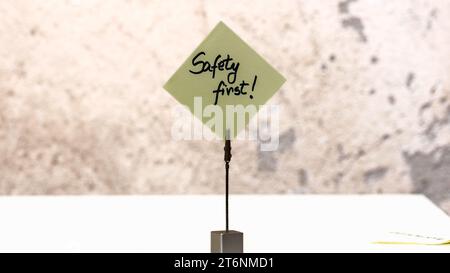 Texte d'écriture de sécurité sur le rappel post de mémo isolé avec espace de copie. Banque D'Images