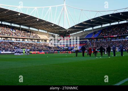 Les joueurs des deux équipes gardent une minute de silence pour se souvenir des morts lors du match de la Sky Bet League 1 Bolton Wanderers vs Blackpool à l'Université de Bolton Stadium, Bolton, Royaume-Uni, le 11 novembre 2023 (photo Steve Flynn/News Images) Banque D'Images