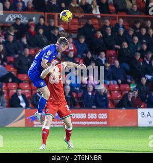 Liam Gordon de Walsall est battu au ballon remporté lors du match EFL Sky Bet League 2 entre Walsall et Harrogate au Poundland Bescot Stadium, Walsall, Angleterre le 11 novembre 2023. Photo de Stuart Leggett. Usage éditorial uniquement, licence requise pour un usage commercial. Aucune utilisation dans les Paris, les jeux ou les publications d'un seul club/ligue/joueur. Banque D'Images