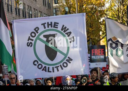 Londres Royaume-Uni 11 novembre 2023 Grand rassemblement Pro Palestine dans le centre de Londres au milieu d'une opération policière serrée. Londres UK crédit Ian DavidsonAlamy Live News Banque D'Images