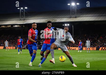 LONDRES, Royaume-Uni - 11 novembre 2023 : Beto of Everton repousse le défi de Jefferson Lerma de Crystal Palace lors du match de Premier League entre Crystal Palace F.C. et Everton F.C. à Selhurst Park (crédit : Craig Mercer / Alamy Live News) Banque D'Images