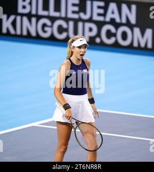 La Grande-Bretagne Katie Boulter célèbre sa victoire contre la suédoise Caijsa Wilda Hennemann (non photographiée) lors de la première journée du match de la coupe Billie Jean King 2023 entre la Grande-Bretagne et la Suède à la Copper Box Arena, à Londres. Date de la photo : Samedi 11 novembre 2023. Banque D'Images