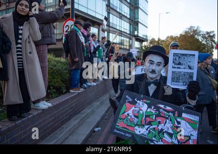 Londres, Royaume-Uni.11 novembre 2023. Les manifestants brandissent des pancartes et des drapeaux palestiniens alors qu'ils participent à la « Marche nationale pour la Palestine » dans le centre de Londres, appelant à un cessez-le-feu dans le conflit entre Israël et le Hamas. Des foules énormes ont défilé dans la capitale britannique, alors que les partisans pro-palestiniens appellent à un cessez-le-feu, avec la police en force pour empêcher les affrontements avec les contre-manifestants. Claire Doherty/Alamy Live News Banque D'Images