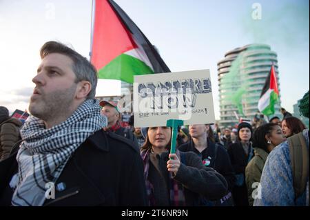 Londres, Royaume-Uni.11 novembre 2023. Les manifestants brandissent des pancartes et des drapeaux palestiniens alors qu'ils participent à la « Marche nationale pour la Palestine » dans le centre de Londres, appelant à un cessez-le-feu dans le conflit entre Israël et le Hamas. Des foules énormes ont défilé dans la capitale britannique, alors que les partisans pro-palestiniens appellent à un cessez-le-feu, avec la police en force pour empêcher les affrontements avec les contre-manifestants. Claire Doherty/Alamy Live News Banque D'Images