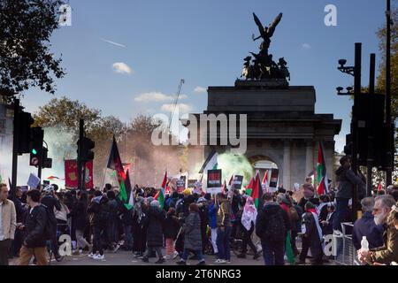 Westminster, Londres, Royaume-Uni. 11 novembre 2023. Divers groupes pro-palestiniens défilent dans le centre de Londres pour soutenir la Palestine et ceux de Gaza touchés par le conflit militaire en cours entre les forces de défense israéliennes et le Hamas. La marche a lieu malgré de nombreuses critiques étant donné la décision de ses organisateurs de procéder le jour de l’Armistice, lorsque le Royaume-Uni se souvient de ses propres morts à la guerre avec un silence de 2 minutes. . Crédit : Newspics UK London/Alamy Live News Banque D'Images