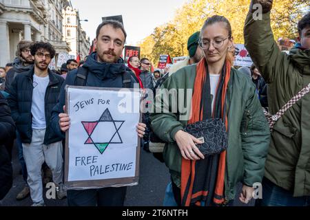 Protestation contre le bombardement de Gaza. Un jeune homme avec une pancarte "Juifs pour une Palestine libre" avec une étoile de David aux couleurs palestiniennes.novembre 2023 Banque D'Images