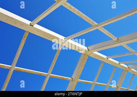 Une structure métallique faite de tuyaux carrés et rectangulaires sur le fond d'un ciel sans nuages Banque D'Images