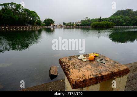 Ganga Talao ou Grand bassin Sacré Lac avec offrande de fruits présentée à Maurice Banque D'Images