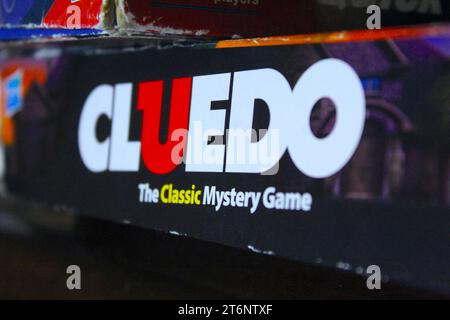 Une photo du logo Cluedo à l'extérieur de la boîte de jeu de société. Banque D'Images