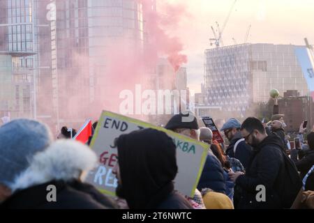 Pont Vauxhall, Londres, Royaume-Uni. 11 novembre 2023. La marche pour la Palestine à travers le centre de Londres au pont de Vauxhall. Crédit : Matthew Chattle/Alamy Live News Banque D'Images