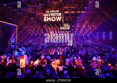 Die grosse Silvester Show 2023 Die grosse Silvester Show 2023. TV-Aufzeichnung vom 09.11.2023 in der Baden-Arena, Messe Offenburg-Ortenau. Baden-Württemberg, Deutschland. Ausstrahlung der Sendung auf ARD, ORF und SRF am 31.12.2023. *** The Great New Year Eve Show 2023 The Great New Year Eve Show 2023 enregistrement TV de 09 11 2023 à la Baden Arena, Messe Offenburg Ortenau Baden Württemberg, Allemagne diffusion du programme sur ARD, ORF et SRF sur 31 12 2023 Banque D'Images