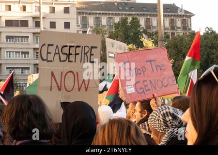 11 novembre 2023, Milan, Milan, Italie : une procession a eu lieu à Milan pour exiger l'arrêt du génocide du peuple palestinien, et deux manifestants lèvent deux pancartes qui indiquent ''cessez-le-feu maintenant'' et ''arrêtez le génocide'' (image de crédit : © Rachele Cipollini/ZUMA Press Wire) USAGE ÉDITORIAL SEULEMENT! Non destiné à UN USAGE commercial ! Banque D'Images