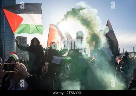 Les manifestants progressent sur le pont de Vauxhall lors de la marche pro-palestinienne à travers le centre de Londres qui a coïncidé de manière controversée avec l'événement annuel du jour de l'armistice, le 11 novembre 2023. Au milieu des tensions entre communautés opposées et le jour du deuil national pour les morts de guerre de la Grande-Bretagne, Sir Mark Rowley, le commissaire de police du met, s’est affronté à la fois avec la ministre de l’intérieur Suella Braverman et le Premier ministre Rishi Sunak, qui se sont demandé si la marche contre les attaques israéliennes sur Gaza devait avoir lieu en raison d’un possible désordre public. 300 000 mille ont pris la route convenue prise par les manifestants, pour Banque D'Images