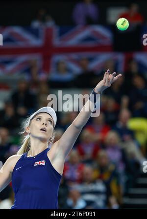 11 novembre 2023 ; Copper Box Arena, Stratford, Londres, Angleterre : Billie Jean King Cup Play-offs, Grande-Bretagne contre Suède, jour 1 ; Katie Boulter de Grande-Bretagne sert à Caijsa Wilda Hennemann de Suède Banque D'Images