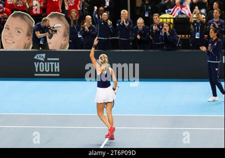 11 novembre 2023 ; Copper Box Arena, Stratford, Londres, Angleterre : Billie Jean King Cup Play-offs, Grande-Bretagne contre Suède, jour 1 ; Katie Boulter de Grande-Bretagne montre de l'émotion pendant le match contre Caijsa Wilda Hennemann de Suède Banque D'Images