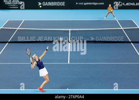 11 novembre 2023 ; Copper Box Arena, Stratford, Londres, Angleterre : Billie Jean King Cup Play-offs, Grande-Bretagne contre Suède, jour 1 ; Katie Boulter de Grande-Bretagne sert à Caijsa Wilda Hennemann de Suède Banque D'Images