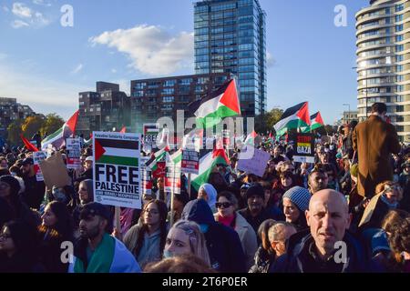 11 novembre 2023, Londres, Angleterre, Royaume-Uni : manifestants sur le pont de Vauxhall. Des centaines de milliers de personnes ont défilé vers l’ambassade américaine en solidarité avec la Palestine, appelant à un cessez-le-feu. La manifestation était la plus importante depuis le début de la guerre entre Israël et le Hamas. (Image de crédit : © Vuk Valcic/ZUMA Press Wire) USAGE ÉDITORIAL SEULEMENT! Non destiné à UN USAGE commercial ! Banque D'Images