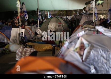 11 novembre 2023, Israël, tel Aviv : les familles des otages enlevés prennent part à une manifestation appelant à la libération des otages israéliens pris par le groupe de militants palestiniens Hamas. Photo : Ilia Yefimovich/dpa Banque D'Images