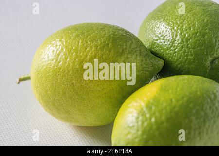 composition abstraite de citron vert avec fond blanc, concept de nourriture saine Banque D'Images