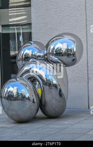 La sculpture miroir en acier Knot de Richard Hudson Banque D'Images