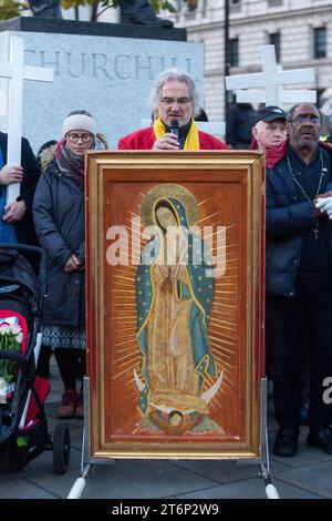 Londres, Royaume-Uni. 11 novembre 2023. Une manifestation anti-avortement a lieu devant la statue de Winston Churchill à Westminster le jour de l'Armistice. La crainte que le cénotaphe ne soit ciblé par des personnes participant à la marche pour la Palestine de Hyde Park à l'ambassade des États-Unis à Vauxhall a conduit à une présence policière importante dans les environs immédiats. Crédit : Stephen Chung / Alamy Live News Banque D'Images