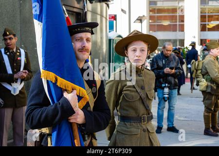 New York City, NY – 11 novembre 2023. La parade annuelle de la Journée des anciens combattants a rassemblé des vétérans américains, des vétérans étrangers et leurs partisans pour marcher sur la Cinquième Avenue. Banque D'Images