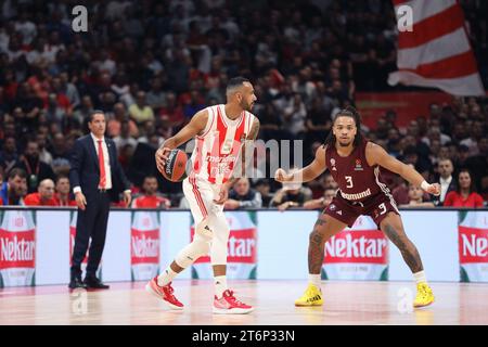 Belgrade, Serbie, 2 novembre 2023. Carsen Edwards du FC Bayern Munich en défense contre Adam Hanga du Crvena Zvezda Meridianbet Belgrade lors du match de Turkish Airlines Euroleague 2023/2024 entre Crvena Zvezda Meridianbet Belgrade et le FC Bayern Munich à Aleksandar Nikolic Hall à Belgrade, Serbie. 2 novembre 2023. Crédit : Nikola Krstic/Alamy Banque D'Images