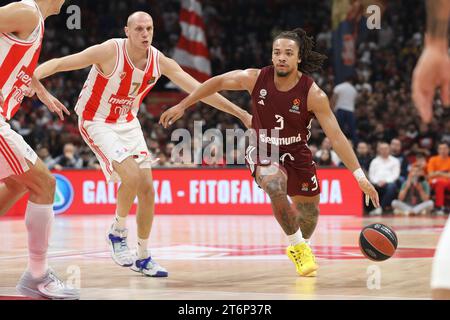 Belgrade, Serbie, 2 novembre 2023. Carsen Edwards du FC Bayern Munich affronte Dejan Davidovac de Crvena Zvezda Meridianbet Belgrade lors du match de Turkish Airlines Euroleague 2023/2024 entre Crvena Zvezda Meridianbet Belgrade et FC Bayern Munich à Aleksandar Nikolic Hall à Belgrade, Serbie. 2 novembre 2023. Crédit : Nikola Krstic/Alamy Banque D'Images