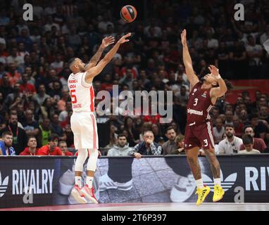 Belgrade, Serbie, 2 novembre 2023. Carsen Edwards du FC Bayern Munich tente de bloquer Adam Hanga du Crvena Zvezda Meridianbet Belgrade lors du match de Turkish Airlines Euroleague 2023/2024 entre Crvena Zvezda Meridianbet Belgrade et le FC Bayern Munich à Aleksandar Nikolic Hall à Belgrade, Serbie. 2 novembre 2023. Crédit : Nikola Krstic/Alamy Banque D'Images