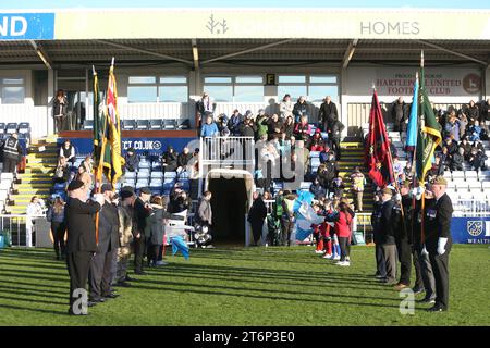 Les vétérans se rassemblent dans le tunnel lors du match de la Ligue nationale de Vanarama entre Hartlepool United et Ebbsfleet United à Victoria Park, Hartlepool, le samedi 11 novembre 2023. (Photo : Michael Driver | MI News) Banque D'Images