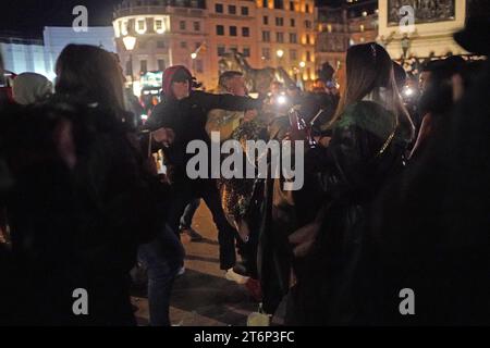 Des contre-manifestants (à gauche) et des manifestants pro-palestiniens à Trafalgar Square dans le centre de Londres, après une marche de protestation pro-palestinienne qui se déroulait de Hyde Park à l’ambassade américaine à Vauxhall. Date de la photo : Samedi 11 novembre 2023. Banque D'Images
