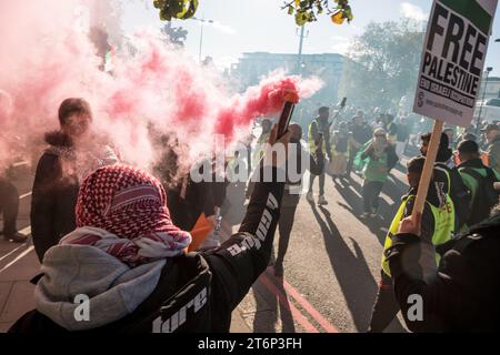 Pro Palastine mars Londres 11 novembre 2023, jeunes manifestants avec des fusées éclairantes à Park Lane Banque D'Images