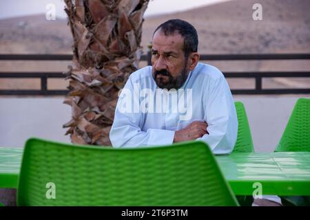 Portrait d'arabe vieil homme arabe assis sur la chaise ont l'expression faciale pensée Banque D'Images