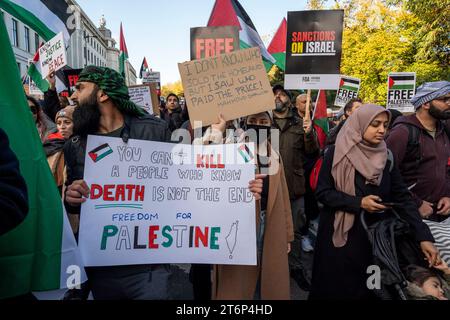 Protestation contre le bombardement de Gaza. Un homme tient une pancarte "vous ne pouvez pas tuer un peuple qui sait que la mort n'est pas la fin." Londres novembre 2023 Banque D'Images