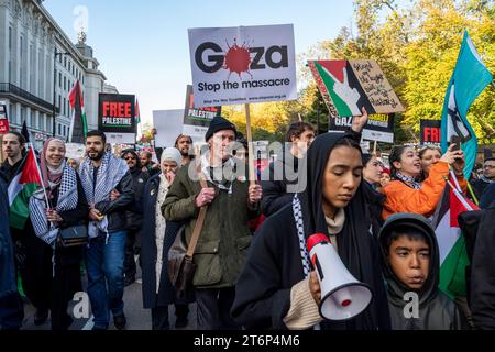 Manifestants avec pancarte "Gaza, Stop the massacre" lors d'un rassemblement contre la guerre à Gaza. Londres. Banque D'Images