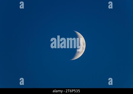 Le croissant de lune photographié de Winkler, Manitoba, Canada en octobre 2023. Banque D'Images