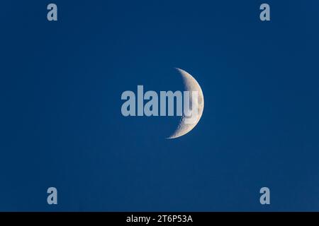 Le croissant de lune photographié de Winkler, Manitoba, Canada en octobre 2023. Banque D'Images